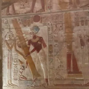 Rilievo ben conservato con figure divine e geroglifici nel Tempio di Seti I ad Abydos, visitabile durante la gita di un giorno a Abydos e Dendera da Luxor.