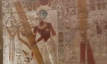 Rilievo ben conservato con figure divine e geroglifici nel Tempio di Seti I ad Abydos, visitabile durante la gita di un giorno a Abydos e Dendera da Luxor.