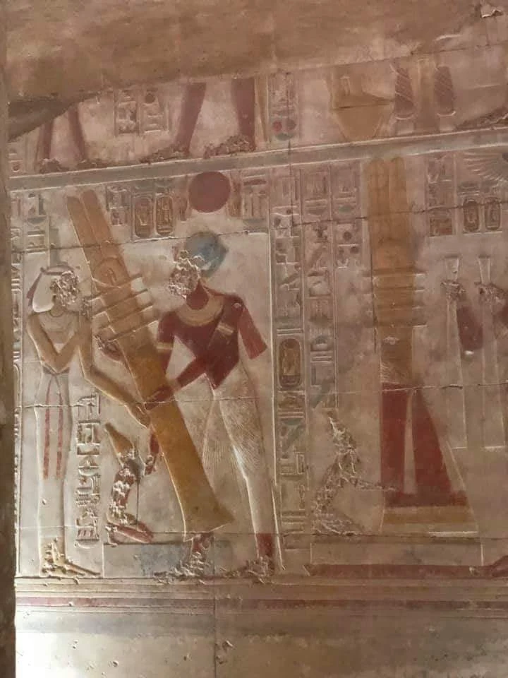 Rilievo ben conservato con figure divine e geroglifici nel Tempio di Seti I ad Abydos, visitabile durante la gita di un giorno a Abydos e Dendera da Luxor.