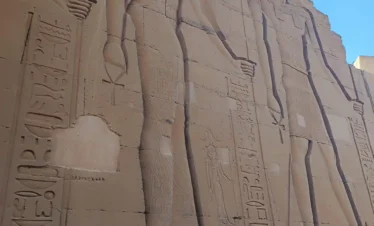 Incisioni e rilievi sul muro del Tempio di Edfu durante il tour in giornata a Edfu e Kom Ombo con partenza da Luxor