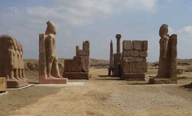 Statue e resti archeologici del Tempio di Amon a Tanis durante l'escursione in giornata dal Cairo