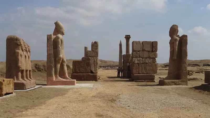 Statue e resti archeologici del Tempio di Amon a Tanis durante l'escursione in giornata dal Cairo