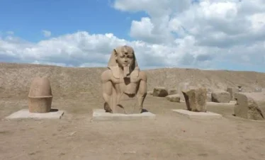 Sfinge scolpita tra le rovine di Tanis, meta dell’escursione in giornata dal Cairo