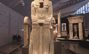 Statua colossale di Ramses II all’interno del Grande Museo Egizio (GEM) al Cairo, tappa della gita in giornata con Egitto Unico