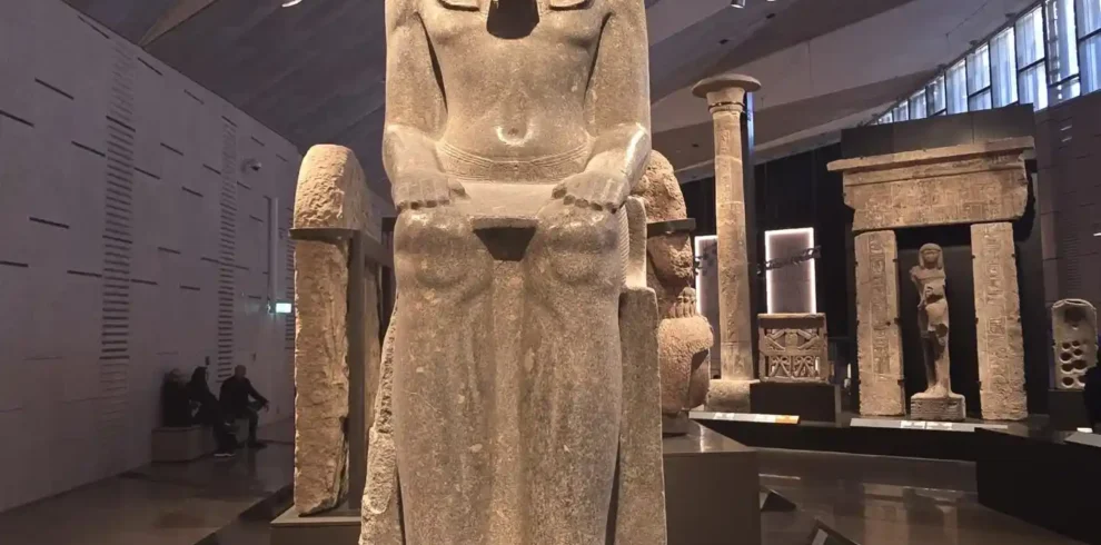 Statua colossale di Ramses II all’interno del Grande Museo Egizio (GEM) al Cairo, tappa della gita in giornata con Egitto Unico