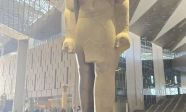 All’ingresso del Grande Museo Egizio, la maestosa statua di Ramses II accoglie i visitatori: una tappa imperdibile della gita in giornata con Egitto Unico.