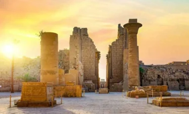 Vista suggestiva del Tempio di Karnak al tramonto a Luxor visitato nel tour di 2 giorni da Hurghada in auto privata con guida italiana