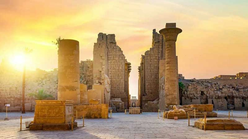 Vista suggestiva del Tempio di Karnak al tramonto a Luxor visitato nel tour di 2 giorni da Hurghada in auto privata con guida italiana