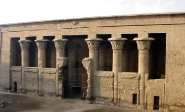 Facciata del Tempio di Khnum a Esna durante la gita di un giorno a Edfu, Esna, El Kab e Moalla da Luxor