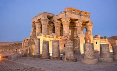 Il Tempio di Kom Ombo illuminato al tramonto, una delle tappe principali del tour da Assuan ai templi di Kom Ombo, Edfu, El-Kab ed Esna organizzato da Egitto Unico