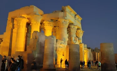 Turisti in visita al Tempio di Kom Ombo illuminato urante un tour serale scoprire assuan in 2 giorni tour completo tra templi e cultura