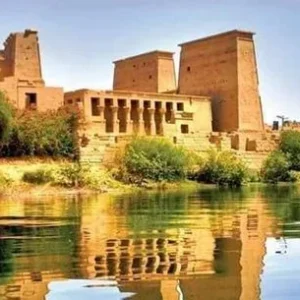Vista del Tempio di philae ad Assuan durante l’escursione di un giorno da Luxor ad assuan, riflesso nelle acque del Nilo