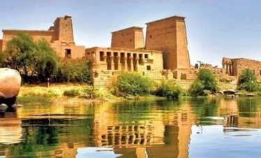 Vista del Tempio di philae ad Assuan durante l’escursione di un giorno da Luxor ad assuan, riflesso nelle acque del Nilo