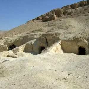 Antiche tombe rupestri di El-Moalla visitabili durante la gita di un giorno a Edfu, Esna, El Kab e Moalla da Luxor