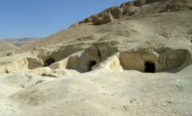 Antiche tombe rupestri di El-Moalla visitabili durante la gita di un giorno a Edfu, Esna, El Kab e Moalla da Luxor