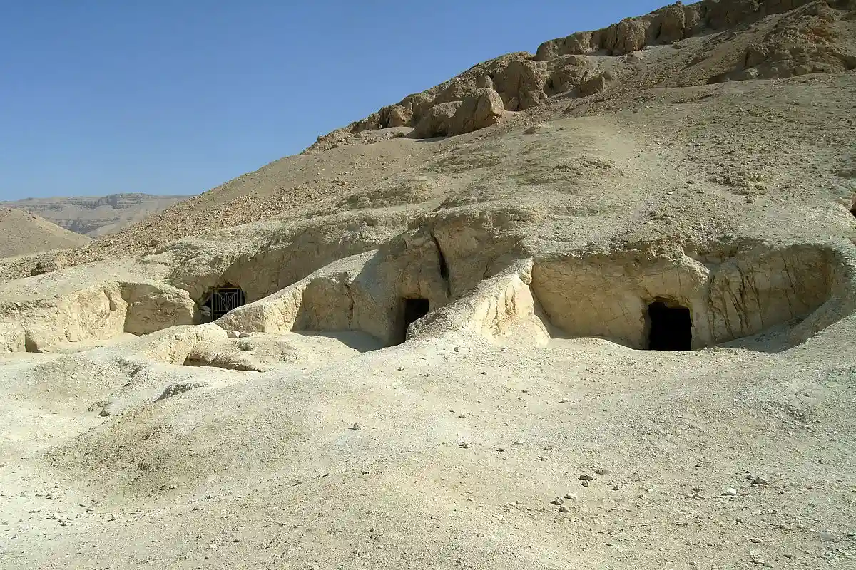 Antiche tombe rupestri di El-Moalla visitabili durante la gita di un giorno a Edfu, Esna, El Kab e Moalla da Luxor