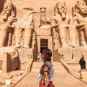 Donna che visita il Tempio di Abu Simbel durante un tour di 2 giorni da Luxor ad Assuan e Abu Simbel