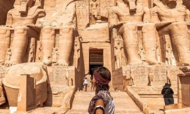 Donna che visita il Tempio di Abu Simbel durante un tour di 2 giorni da Luxor ad Assuan e Abu Simbel
