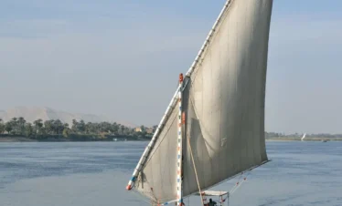 Barca a vela tradizionale sul Nilo ad Assuan durante il tour con pranzo e visita al villaggio nubiano