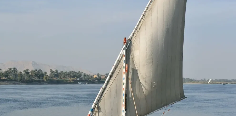 Barca a vela tradizionale sul Nilo ad Assuan durante il tour con pranzo e visita al villaggio nubiano