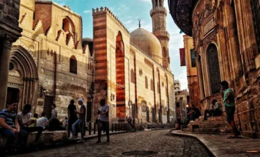 La storica via El Moez al Cairo visitata durante il tour al Cairo e alle Piramidi da Marsa Matrouh in auto privata con guida italiana