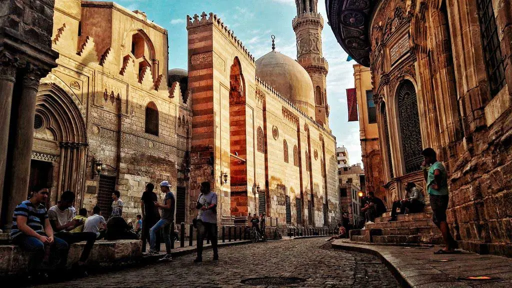 La storica via El Moez al Cairo visitata durante il tour al Cairo e alle Piramidi da Marsa Matrouh in auto privata con guida italiana