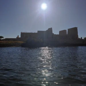Tempio di Philae visto dal Nilo con il sole alto durante il tour di 3 giorni da Luxor ad Assuan e Abu Simbel senza fretta