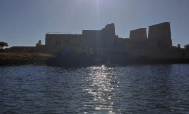 Tempio di Philae visto dal Nilo con il sole alto durante il tour di 3 giorni da Luxor ad Assuan e Abu Simbel senza fretta