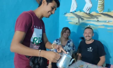 Wael Rasmy, proprietario di Egitto Unico, serve tè tradizionale a turisti italiani in un villaggio nubiano durante il tour da Assuan ad Abu Simbel e Villaggio Nubiano