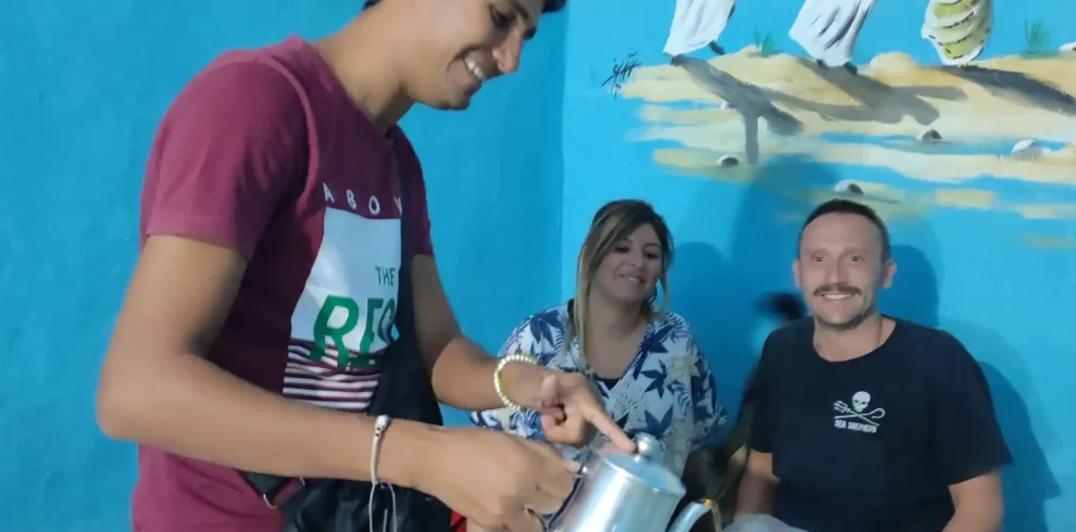 Wael Rasmy, proprietario di Egitto Unico, serve tè tradizionale a turisti italiani in un villaggio nubiano durante il tour da Assuan ad Abu Simbel e Villaggio Nubiano