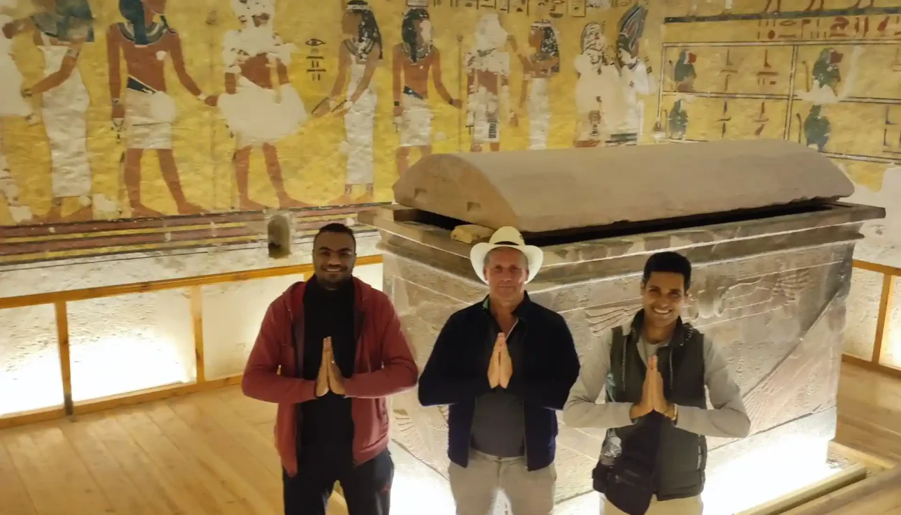 due turisti conWael Rasmy il proprietario di egitto unico nella Valle delle Regine, davanti a un sarcofago decorato, durante la Gita Valle delle Regine, Deir el-Medina e Ramesseum da Luxor.