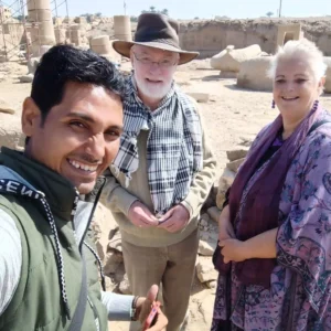 Turisti con Wael Rasmy proprietario di egitto unico durante la Gita in giornata a Hatshepsut, Qurna e tombe private da Luxor