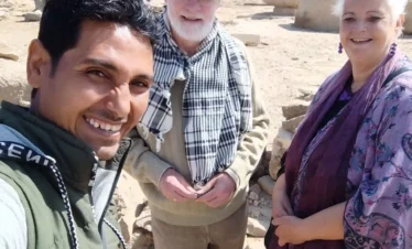 Turisti con Wael Rasmy proprietario di egitto unico durante la Gita in giornata a Hatshepsut, Qurna e tombe private da Luxor