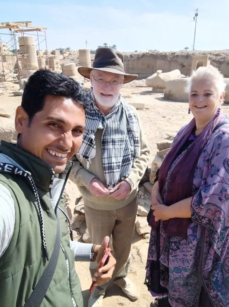 Turisti con Wael Rasmy proprietario di egitto unico durante la Gita in giornata a Hatshepsut, Qurna e tombe private da Luxor