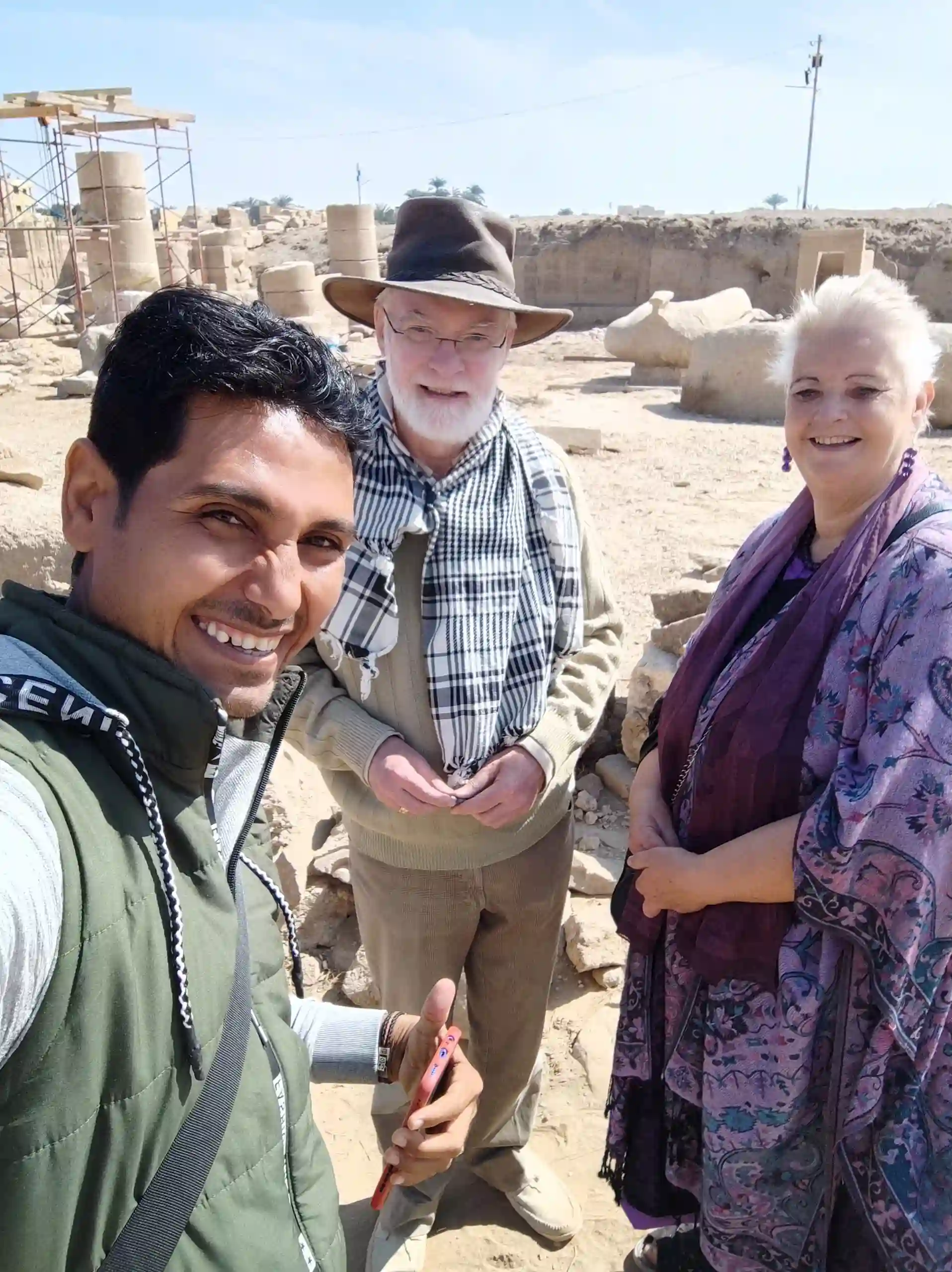 Turisti con Wael Rasmy proprietario di egitto unico durante la Gita in giornata a Hatshepsut, Qurna e tombe private da Luxor