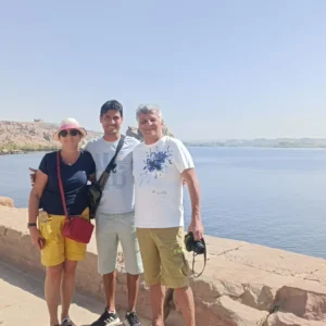 wael-rasmy-proprietario-di-egitto-unico-con-due-turisti-italiani-durante-il-tour-completo-di-3-giorni-luxor-assuan-e-abu-simbel-senza-fretta