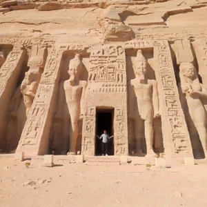 Wael rasmy proprietario di egitto unico con la Facciata del Tempio di Abu Simbel con statue scolpite nella roccia durante l’escursione di un giorno da Luxor ad Assuan