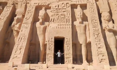 Wael rasmy proprietario di egitto unico con la Facciata del Tempio di Abu Simbel con statue scolpite nella roccia durante l’escursione di un giorno da Luxor ad Assuan