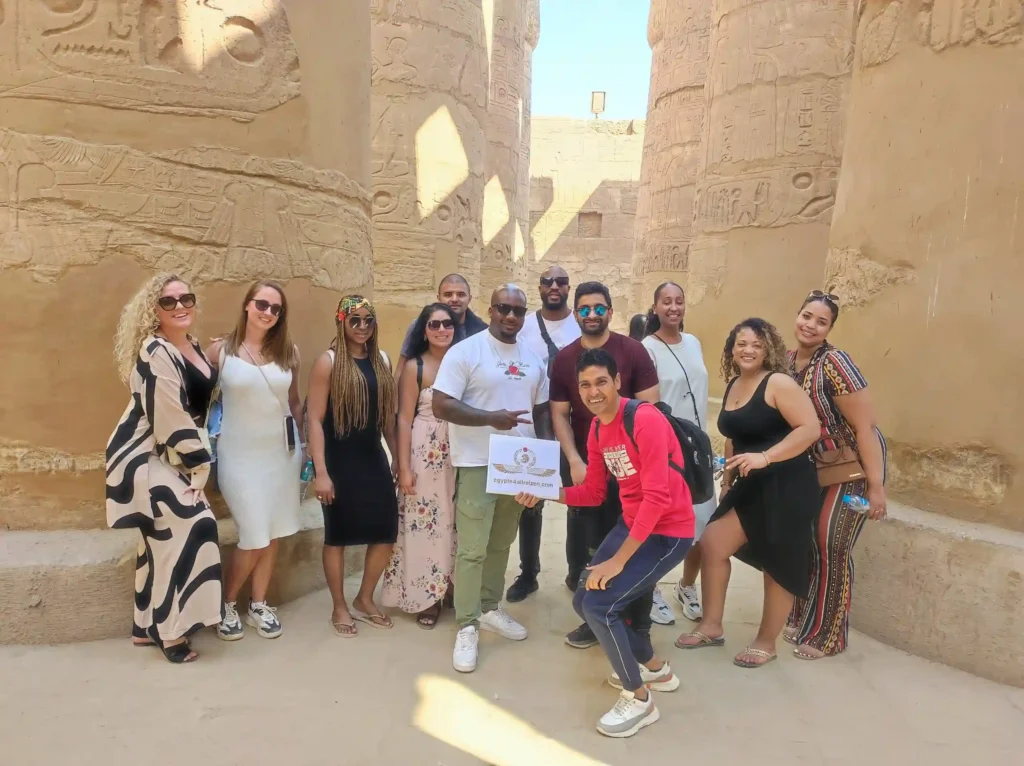 Gruppo di turisti in visita ai Templi di Karnak e Luxor durante l’escursione con guida italiana, esperienza culturale con Egitto Unico
