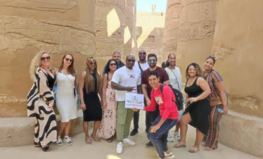 Gruppo di turisti in visita ai Templi di Karnak e Luxor durante l’escursione con guida italiana, esperienza culturale con Egitto Unico