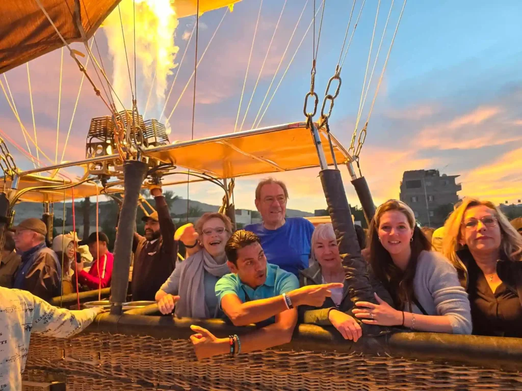 Wael Rasmy, proprietario di Egitto Unico, con turisti durante il giro in mongolfiera all’alba a Luxor – Scopri i templi dall’alto