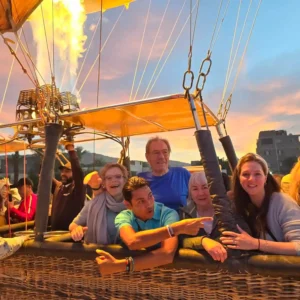 Wael Rasmy, proprietario di Egitto Unico, con turisti durante il giro in mongolfiera all’alba a Luxor – Scopri i templi dall’alto