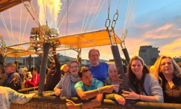 Wael Rasmy, proprietario di Egitto Unico, con turisti durante il giro in mongolfiera all’alba a Luxor – Scopri i templi dall’alto