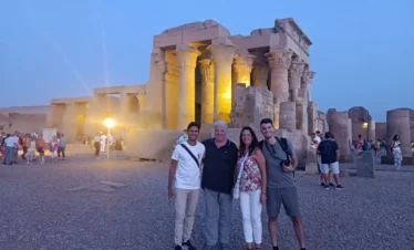 Wael Rasmy, proprietario di Egitto Unico, in visita con un gruppo di turisti italiani al Tempio di Kom Ombo durante il tour da Assuan ai templi di Kom Ombo, Edfu, El-Kab ed Esna