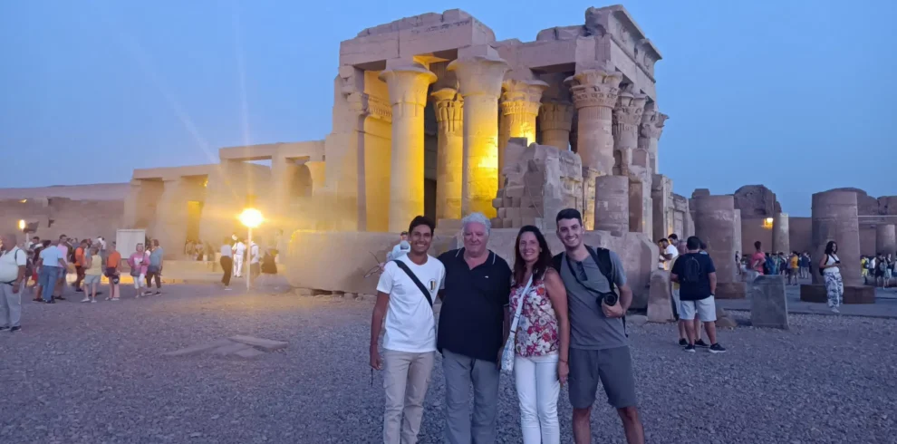 Wael Rasmy, proprietario di Egitto Unico, in visita con un gruppo di turisti italiani al Tempio di Kom Ombo durante il tour da Assuan ai templi di Kom Ombo, Edfu, El-Kab ed Esna