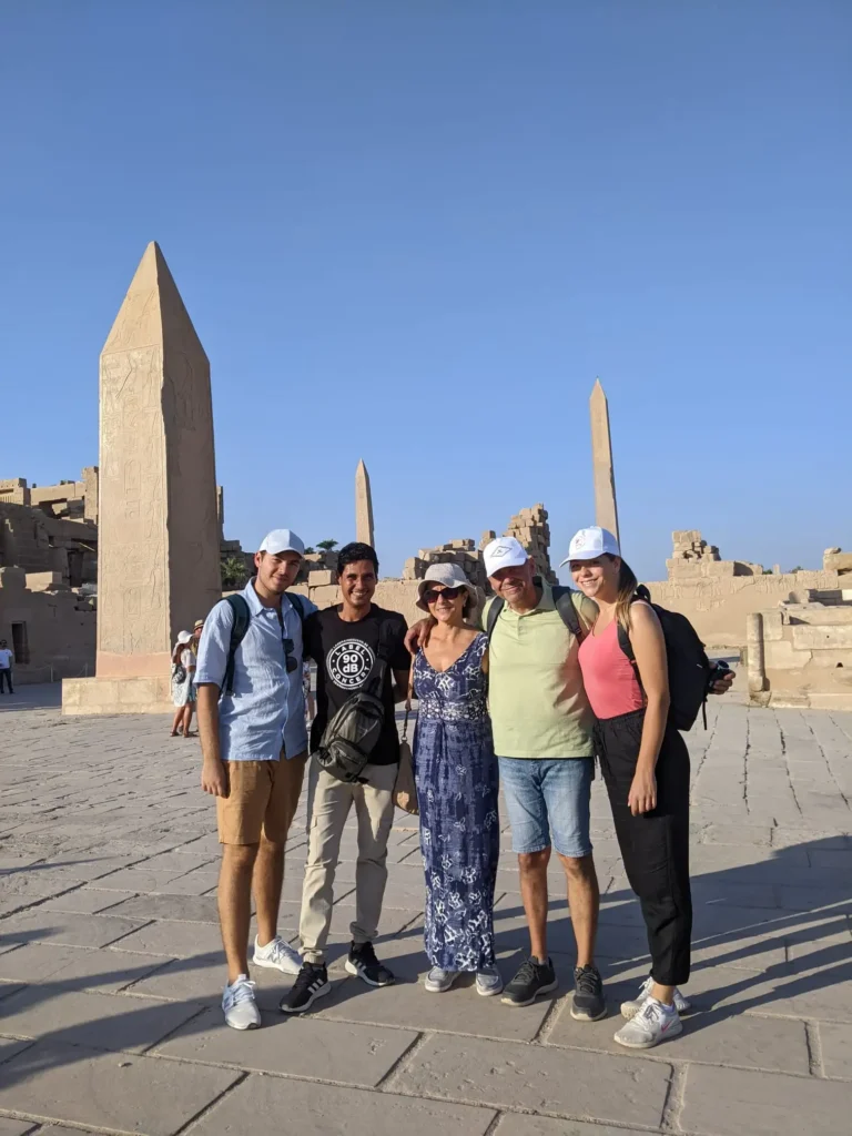 Gruppo di turisti con Wael Rasmy proprietario di Egitto Unico davanti agli obelischi del Tempio di Karnak durante il tour di 2 giorni a Luxor da Hurghada in auto privata