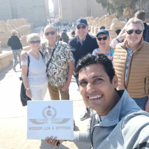 Wael Rasmy proprietario e guida di Egitto Unico con un gruppo di turisti durante il tour privato di un giorno da Luxor alla Valle dei Re