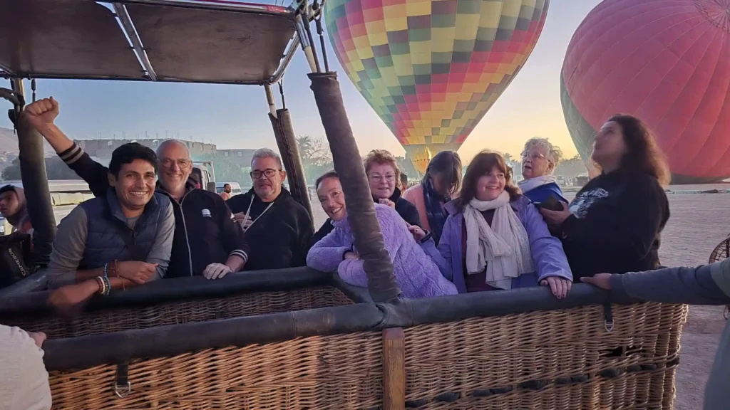 Wael Rasmy, proprietario di Egitto Unico, con un gruppo di turisti italiani durante un volo in mongolfiera a Luxor nel Tour Egitto 8 Giorni tra Il Cairo, Assuan e Luxor
