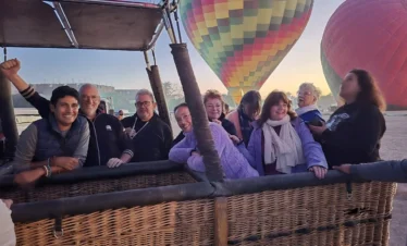 Wael Rasmy, proprietario di Egitto Unico, con un gruppo di turisti italiani durante un volo in mongolfiera a Luxor nel Tour Egitto 8 Giorni tra Il Cairo, Assuan e Luxor