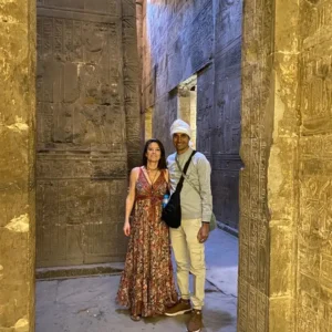 Wael Rasmy, proprietario di Egitto Unico, durante la gita di un giorno ad Abydos e Dendera da Luxor all’interno del tempio con una viaggiatrice.